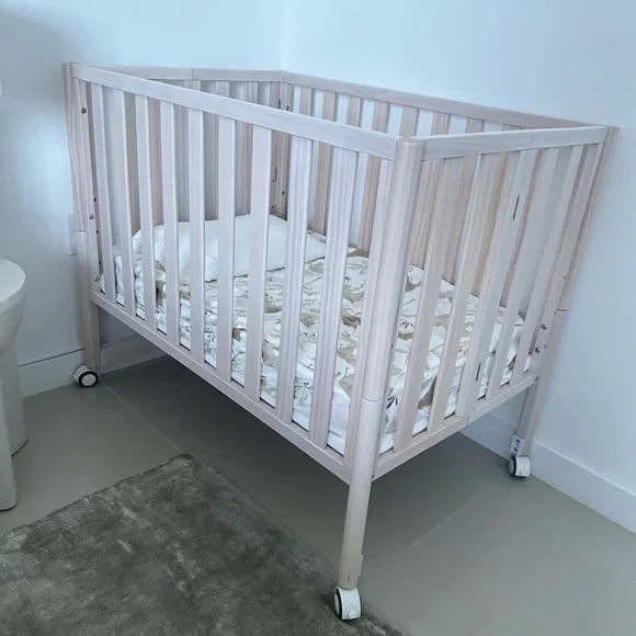 Amazing folding mini crib transforming into any baby bed - Picture 1 of 7